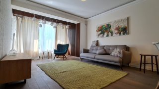 Un nouvel appartement à louer à Cluj-Napoca, à 10 minutes à pied de l’Université des Sciences Agronomiques et de Médecine Vétérinaire, avec salon et chambre. Video