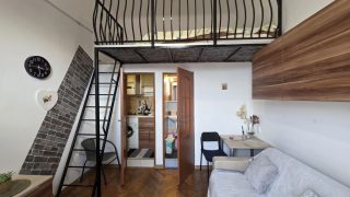 Two-room apartment for rent in Cluj-Napoca, located in the historic center, approximately 10 minutes from the University of Medicine and Pharmacy. Video