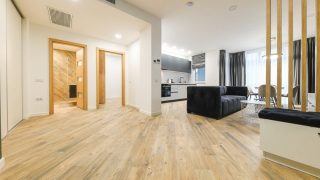 LUXURY CENTRAL PARK RESIDENCE: a one bedroom apartment with a balcony for rent in the center of Cluj-Napoca Video