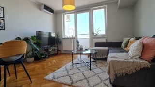 For rent modern apartment located in the central district of Cluj-Napoca, 6 minutes walk from the University of Medicine and Pharmacy, consisting of a living room, a kitchen, a bedroom and a large balcony Video