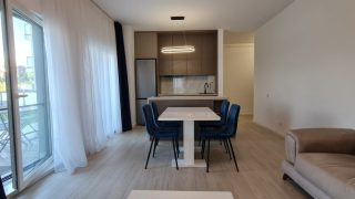 A louer à Cluj-Napoca, dans le quartier Buna-Ziua, un appartement moderne composé de 2 chambres, salon, 2 salles de bains et une terrasse de 50 m². L’appartement est parfait pour un étudiant qui utilise la voiture pour aller aux cours universitaires. Video