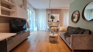 Apartment for rent in the central area of Cluj-Napoca, at 5 minutes by foot to the University of Medicine and Pharmacy, consisting of living-room with kitchen, bedroom and a 20 sqms terrace Video