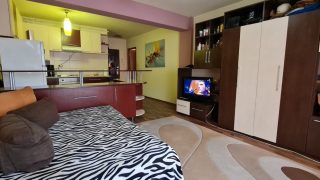 Apartment for rent in Cluj-Napoca, a 10-minute walk from the University of Medicine and Pharmacy, located in the Zorilor district, consisting of a room with a kitchen included Video