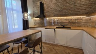Appartement luxeuse à louer à Cluj-Napoca, zone centrale, rue Republicii, près de l’Université de médecine et de pharmacie, avec chambre et salon Video