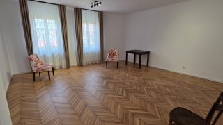 For rent, a superb two-room apartment in the historic center of Cluj-Napoca, about a 15-minute walk from the University of Medicine and Pharmacy. It includes two rooms, a bathroom, a kitchen, and a terrace. Video