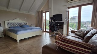 RESIDENCE HASDEU : appartement à louer à Cluj, à proximité de l’Université de Médecine et de Pharmacie et de l’Université de Médecine Vétérinaire, salon, chambre et et une terrasse avec une vue splendide Video
