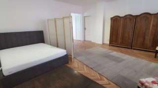 For rent, a superb two-room apartment in the historic center of Cluj-Napoca, about a 15-minute walk from the University of Medicine and Pharmacy. It includes two rooms, a bathroom, a kitchen, and a terrace. Video