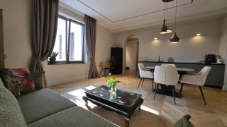 Luxurious apartment for rent in Cluj-Napoca, central area, Napoca Street, located 5 minutes walk from the University of Medicine and Pharmacy, with 2 bedrooms and living room Video