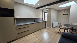 Appartement fraîchement rénové à louer à Cluj-Napoca, zone historique centrale, proche de l’Université de Médecine et Pharmacie, avec chambre et salon Video