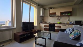 A louer un appartement à Cluj-Napoca, à 15 minutes à pied de l’Université de Médecine et de Pharmacie, composé de 2 chambres, un salon, une salle de bain et une généreuse terrasse Video