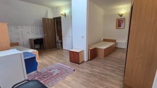 APPARTEMENTS PAS CHERS : appartement à louer dans le centre de Cluj-Napoca, à 5 minutes à pied de l’Université de Médecine et de Pharmacie et à 5 minutes à pied de l’Université des Sciences Agronomiques et de Médecine Vétérinaire, composé d’une cuisine, d’une chambre et d’une salle de bain. Video