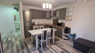 A louer un appartement DUPLEX à Cluj-Napoca, à 7 minutes à pied de l’Université de Médecine et de Pharmacie et à 7 minutes à pied de l’Université des Sciences Agronomiques et de Médecine Vétérinaire, composé de deux chambres et d’un salon Video