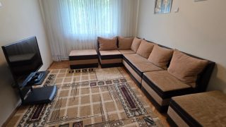 A louer un appartementà Cluj-Napoca, à 2 minutes à pied de l’Université de Médecine et de Pharmacie, rue Mestecenilor, composé de 2 chambres, salon, cuisine, bureau, salle de bain, deux balcons Video