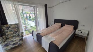 Appartement confortable et moderne à louer à Cluj-Napoca, à 7 minutes à pied de la Faculté de Médecine et de Pharmacie. Il comprend un séjour, une chambre, une salle de bains et un balcon Video
