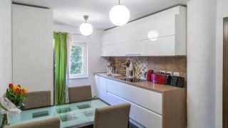 Apartment for rent in Cluj-Napoca, near the University of Medicine and Pharmacy, with 3 bedrooms, living-room, kitchen and 2 bathrooms Video
