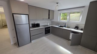 IULIU MOLDOVAN PREMIUM RESIDENCE : un appartement aménagé avec goût à louer à Cluj-Napoca, comprenant une chambre et un séjour, situé à 2 minutes à pied de l&rsquo;Université de médecine et de pharmacie. Video