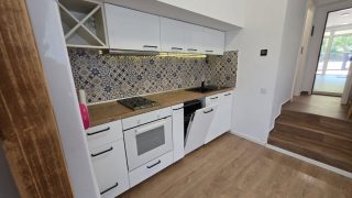 Appartement à louer, confortable et idéalement situé, à  7 minutes à pied de l&rsquo;Université de médecine et de pharmacie. Video