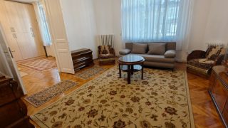 Appartement à louer à Cluj-Napoca, en centre-ville, à 15 minutes à pied de l&rsquo;Université de médecine et de pharmacie. Video