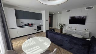 MOȚILOR RÉSIDENTIEL DELUXE: appartement moderne avec grand terrasse à louer à Cluj, à 5 minutes à pied de l&rsquo;Université de Médecine et Pharmacie et à 10 minutes à pied de l&rsquo;Université de Médecine Vétérinaire, avec salon et chambre Video