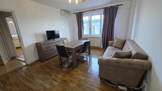 Apartment for rent located a 20-minute walk from the University of Medicine and Pharmacy, on Mihai Viteazul Square (right in the city center); it consists of a living room, one bedroom, office room, a kitchen, a bathroom and an enclosed balcony Video