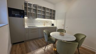 BABEȘ PREMIUM RESIDENCE: Luxury Apartment for Rent in Cluj-Napoca, 5 minutes from the University of Medicine and Pharmacy, living room, bedroom, kitchen and bathroom Video